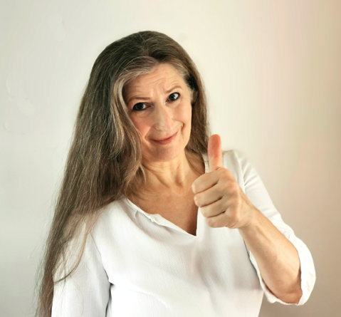 Ursula Förschner – Portrait mit Daumen hoch